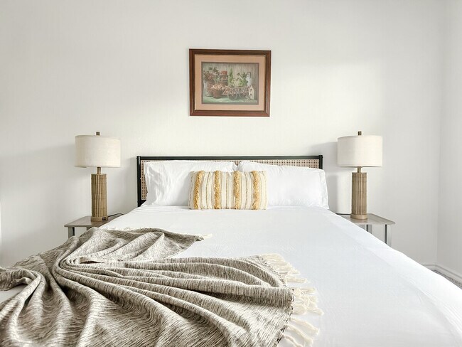 Building Photo - 1071 Clayton Ln