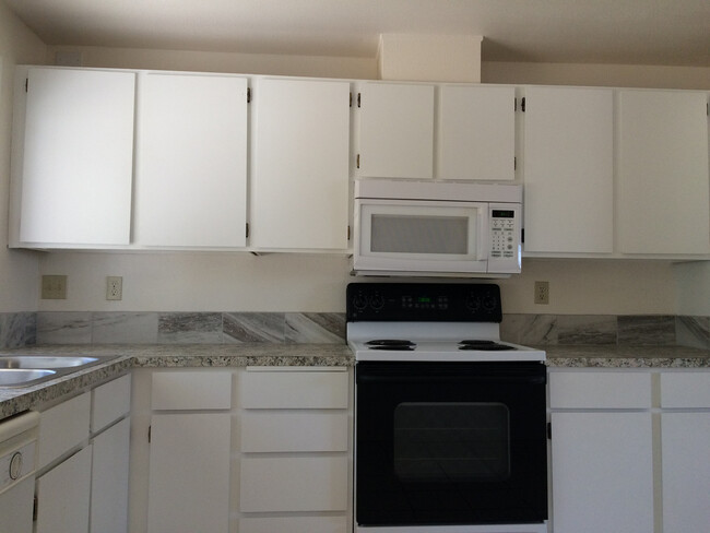 Building Photo - 3bed 2 bath House For Rent!