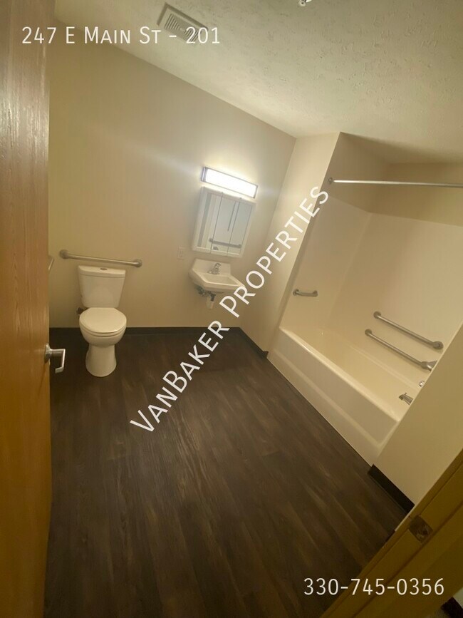 Building Photo - 247 E Main St