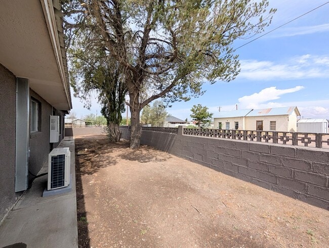 Building Photo - 1108 W San Antonio St