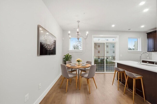 Building Photo - Georgia Row Townhome | 2 Bed | 2.5 Bath | 1,400 Sf | Juliet Balcony | 1 Assigned Parking Space