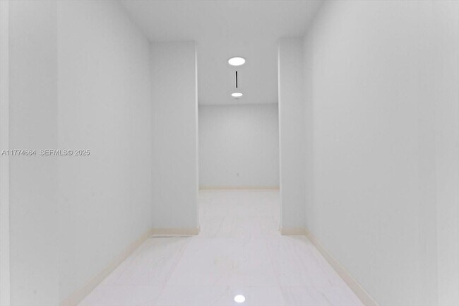 Building Photo - 300 Biscayne Blvd Way