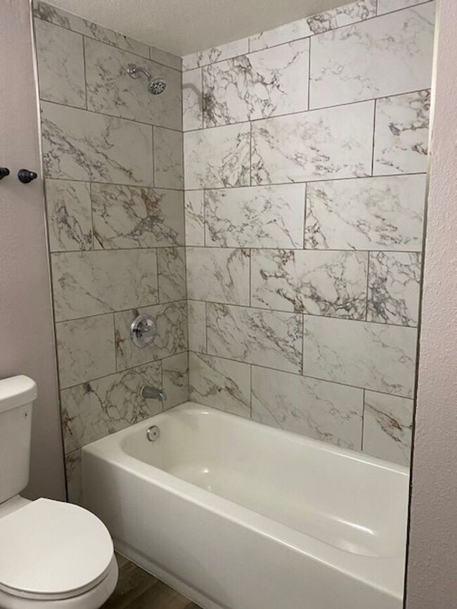 Building Photo - $2,350 Lovely Remodeled 3 Bedroom-2 bath-2...