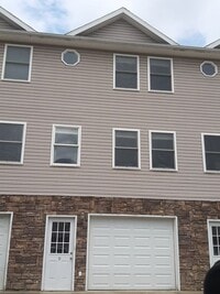 Building Photo - 2 Bed/1.5 Bath Townhouse with Garage - 8/5/2026
