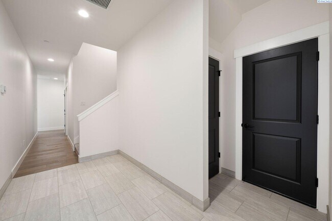 Building Photo - Generational suite w/separate entrance!