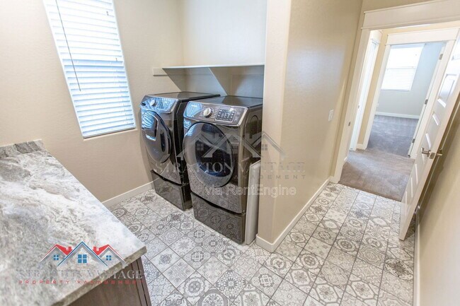 Building Photo - 2095 S Saguaro Dr