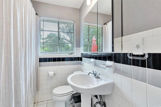 Building Photo - 1715 W St Johns Ave