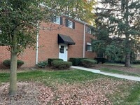 Building Photo - 754 E Fox Hills Dr