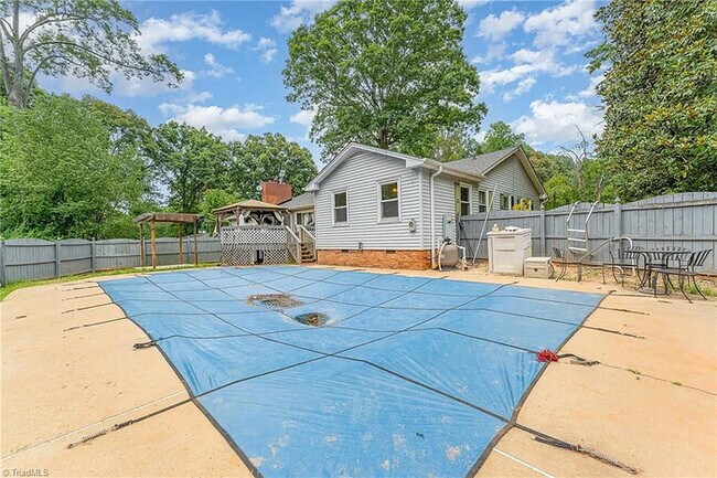 Building Photo - 2800 Loch Dr