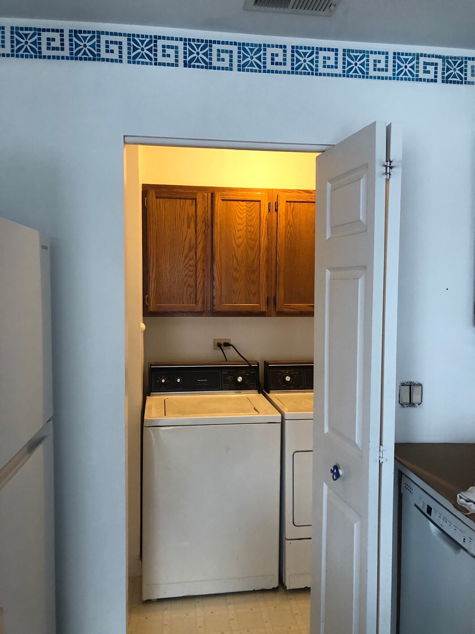 Building Photo - 320 Crestview Dr