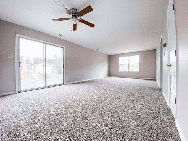 Building Photo - In town- walking distance to shopping!
