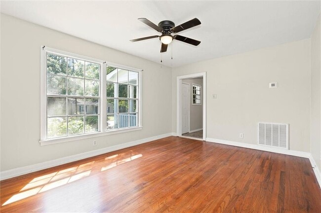 Building Photo - 555 Shady Oak Dr