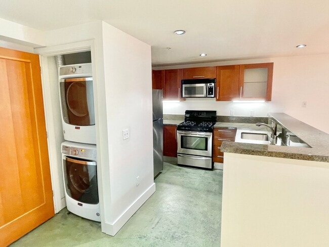 Building Photo - 1BR/2BA Spacious and Modern 2-Level Loft! ...