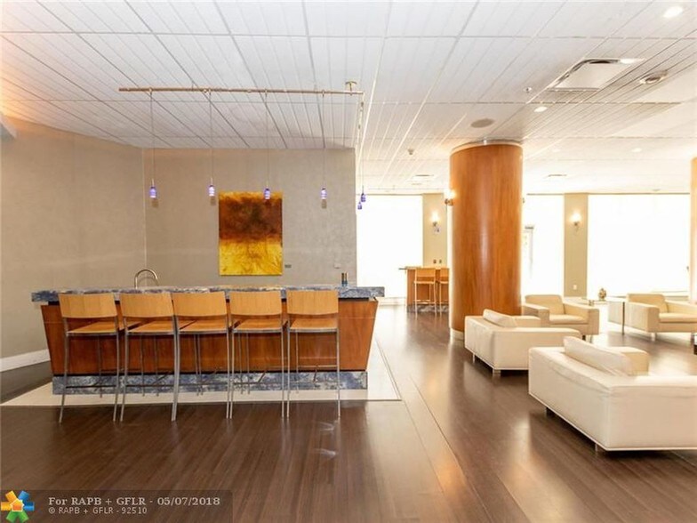 Building Photo - 3000 S Ocean Dr