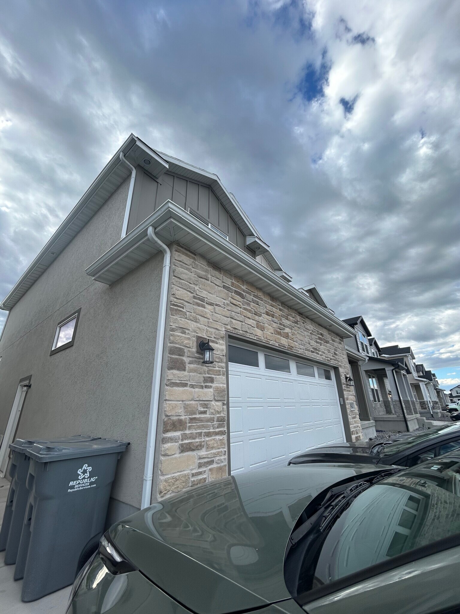 Building Photo - 81 S Keaki Wood