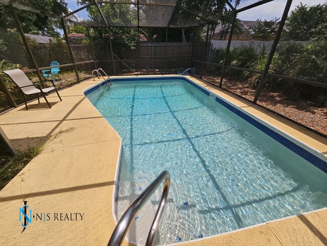 Building Photo - JUST REDUCED... must see beautiful 3/2 1071 Sq. Ft. with a POOL!! Gorgeous updated Kitchen & bath...