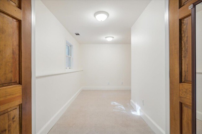 Building Photo - 439 Barbara Ln