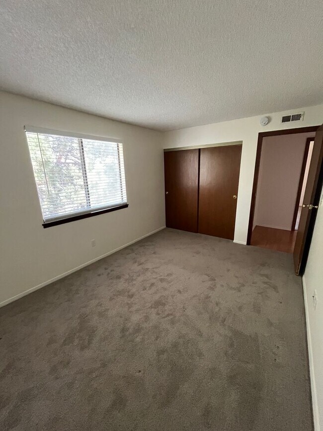 Building Photo - 3 Bed 2 Bath Updated Unit in Robinwood