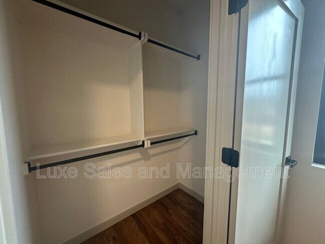 Building Photo - 911 NE 16th St