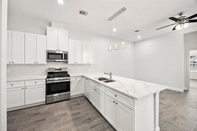 Building Photo - 1550 Lombardy St