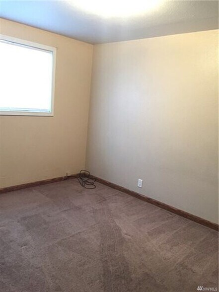 BEDROOM 2 OF 3 - 258 Knolls Vista Dr