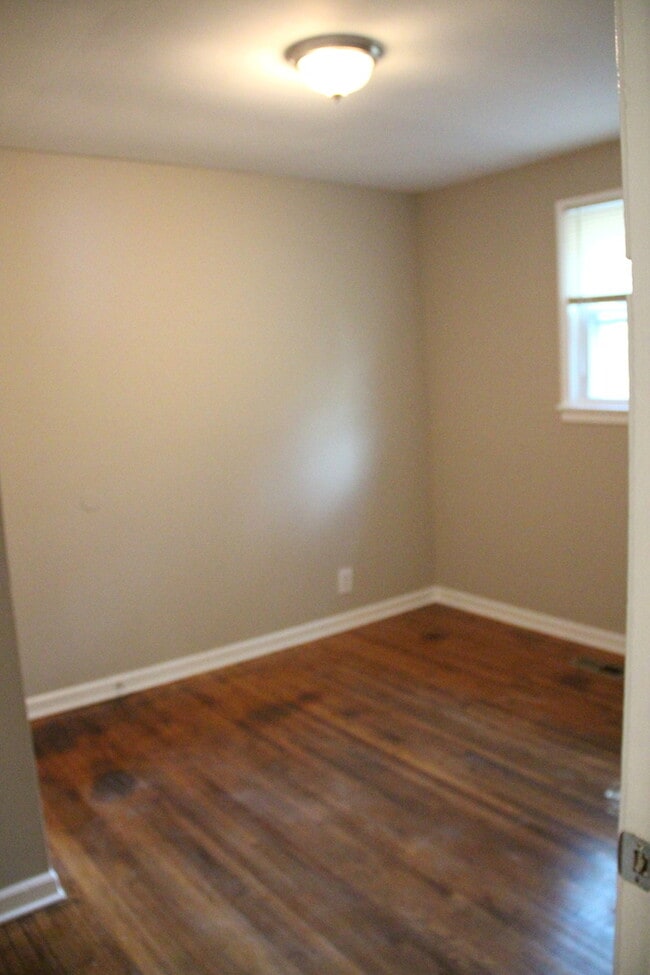 Building Photo - East Nashville 2 Bedroom / 1 Bath Duplex -...