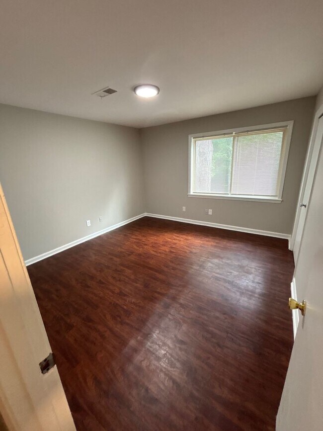 Building Photo - Pineview Pointe Apartments