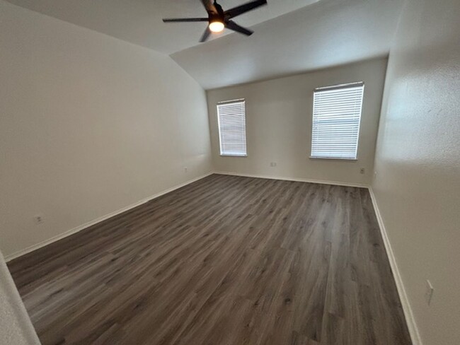 Building Photo - Cute 3 bedroom