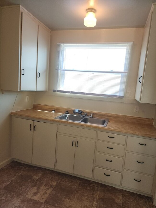Building Photo - Escalon cute 2 bedroom duplex w/garage