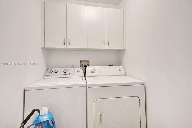 Building Photo - 801 Brickell Key Blvd