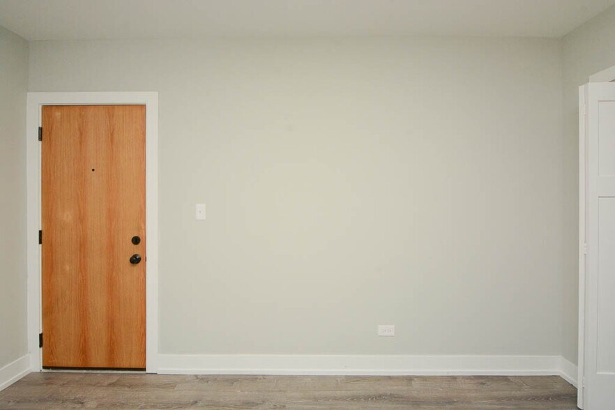 Building Photo - 533 W Belden Ave