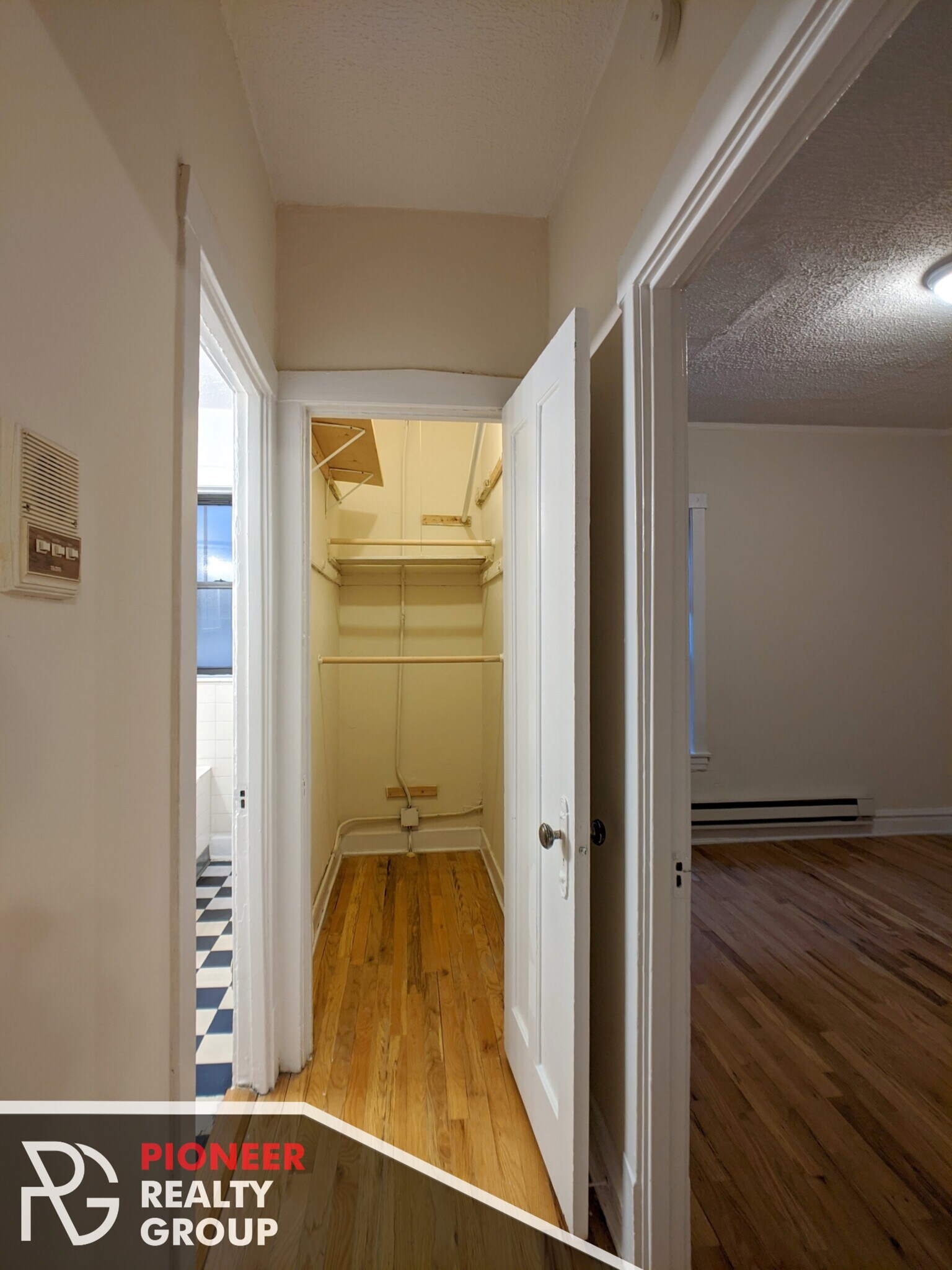 Building Photo - 633 W Cornelia Ave