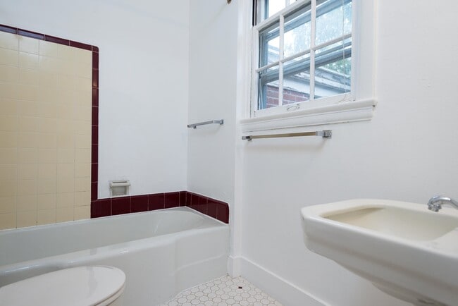 Building Photo - 5600 NE Sandycrest Terrace
