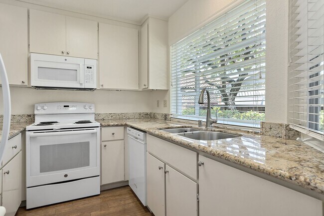 Building Photo - Beautiful 2-Bedroom 2.5Bathroom Mountain View Townhome