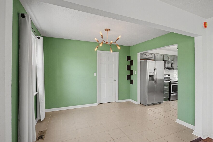 Building Photo - 2204 Sandra Dr