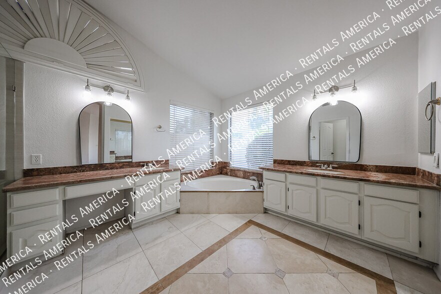 Building Photo - 532 E Stonebridge Dr