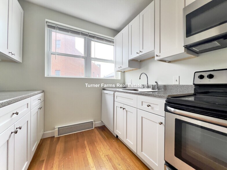 Building Photo - 402A Highland Ave