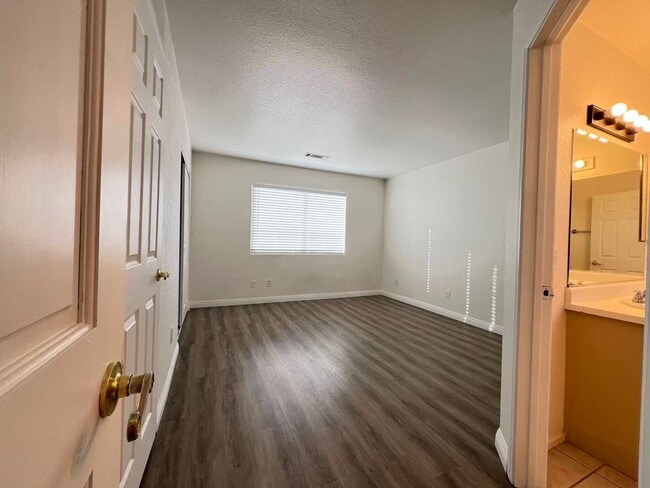 Building Photo - Stunning 5 bedroom, 2.5 bathroom home