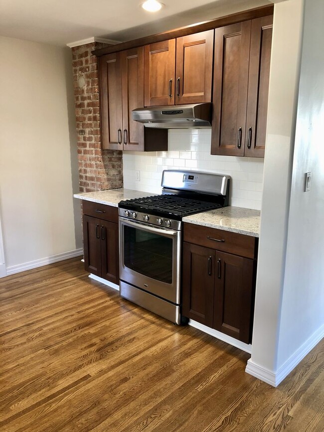 Building Photo - Beautifully renovated single-level home in...