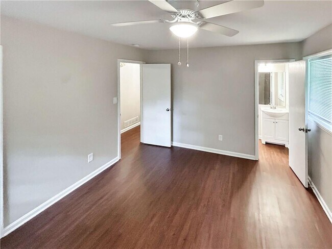 Building Photo - 4239 Pinetree Dr