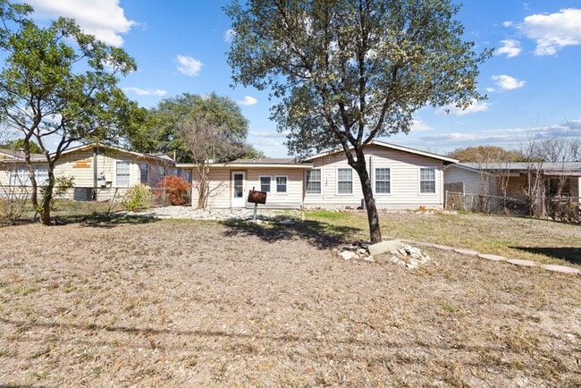 Building Photo - Charming Home Awaits: Spacious & Modern Living in a Prime Location