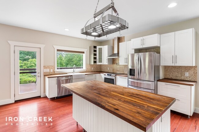 Building Photo - Beautiful Contemporary Home North of Downt...