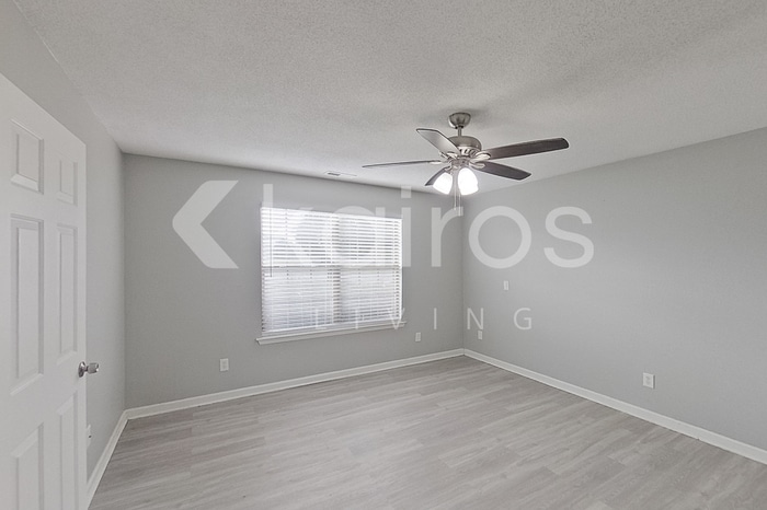 Building Photo - 2102 Spring Hill Cir