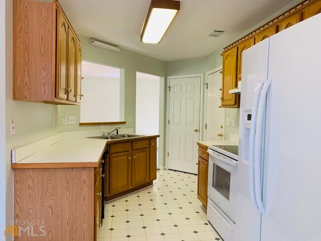 Building Photo - 752 Reeves Lake Dr SW