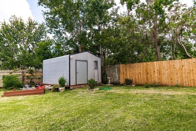 Building Photo - Home on half acre with land and storage