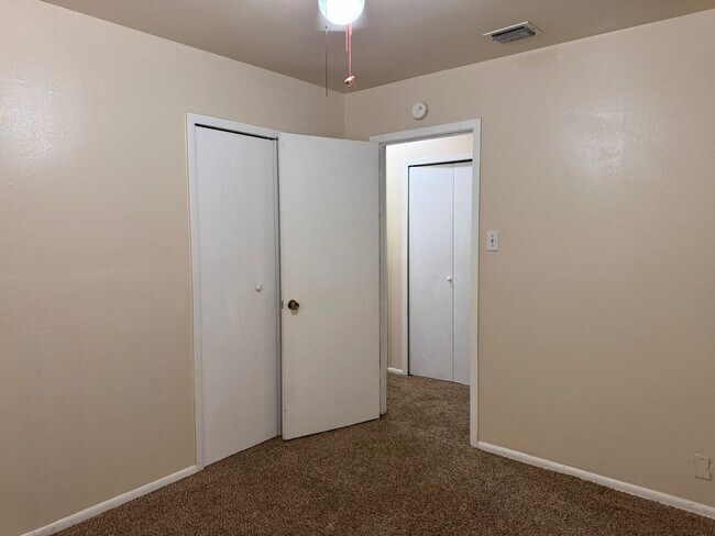 Building Photo - 225 Meadow Ln