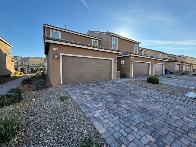 Building Photo - Stunning 3Bed/2Bath/2Car Townhome located in the N. Las Vegas/Tule Springs area!