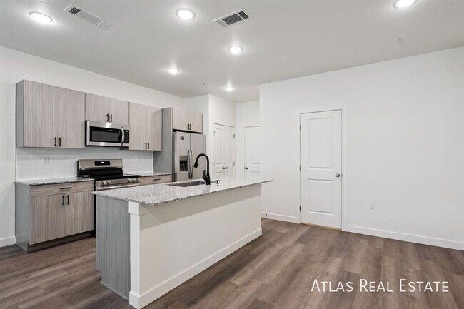 Building Photo - 629 Leland Aly