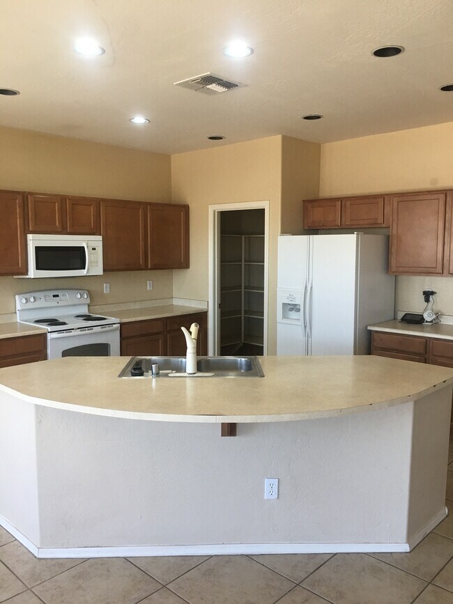 Building Photo - Beautiful Ranch Style 3 Bed 2 Bath Home!