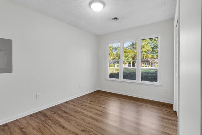 Building Photo - 1611 RaceTrack Rd